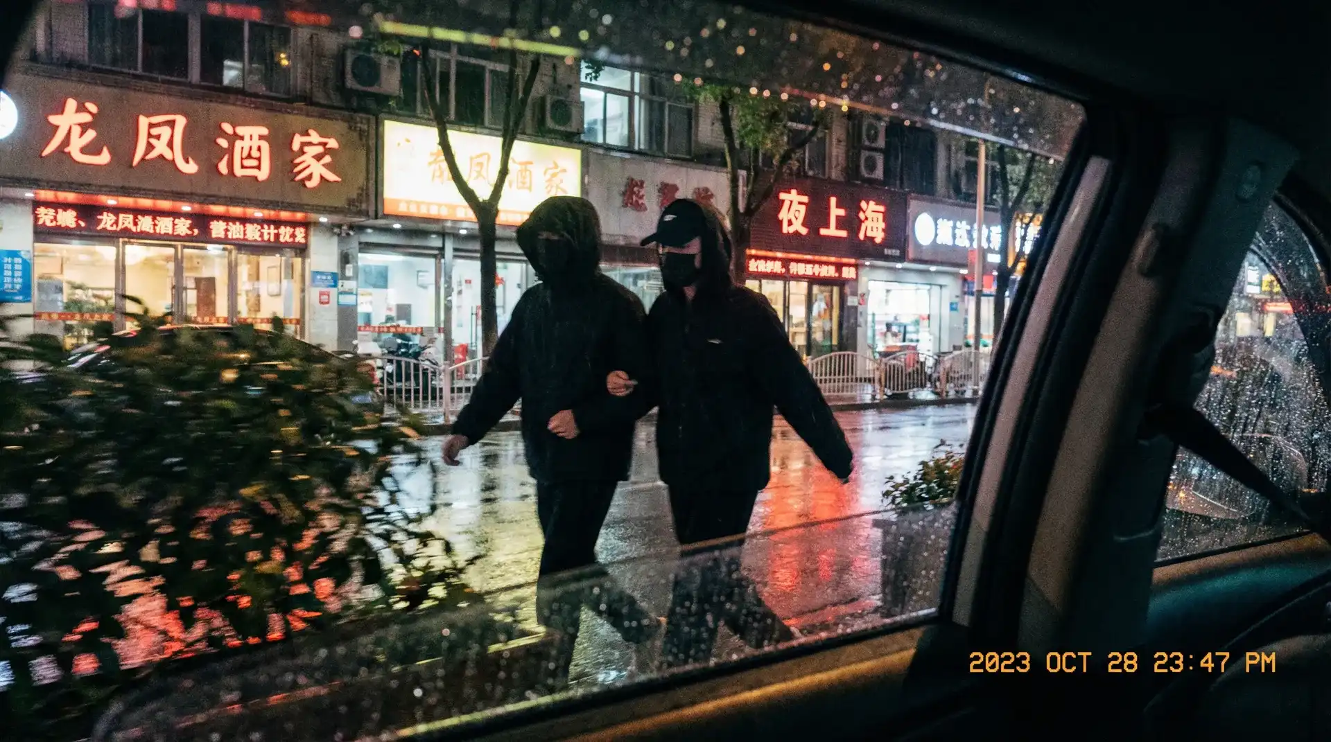 里番库 - 顶流明星深夜密会现场抓拍照片
